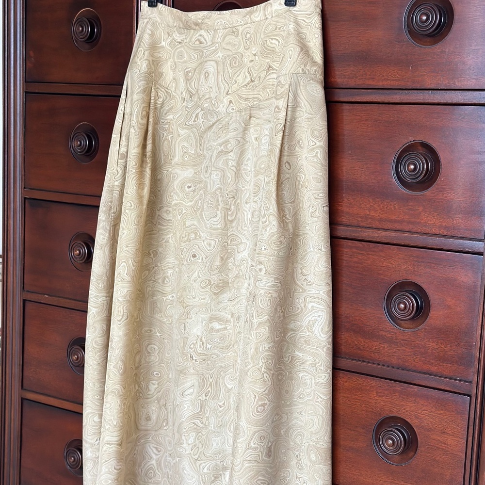 STUNNING BETTY HANSEN 100% WATER MARKED SILK SKIRT-SIZE 12/New Condition